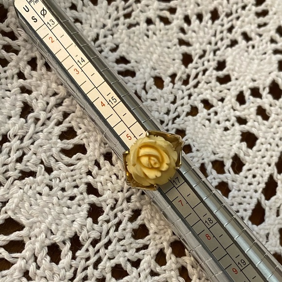 Vintage 10k gold ring with enamel rose - Picture 2 of 8